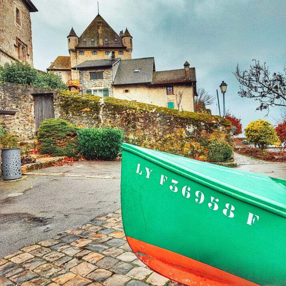 El puerto antiguo de Yvoire y al fondo el Castillo de Yvoire