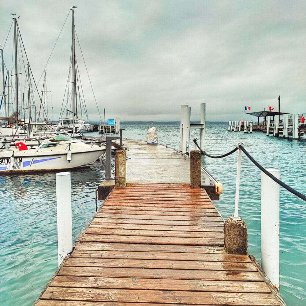 Puerto de Yvoire junto a la pasarela de cruceros sobre el Lac Lemán