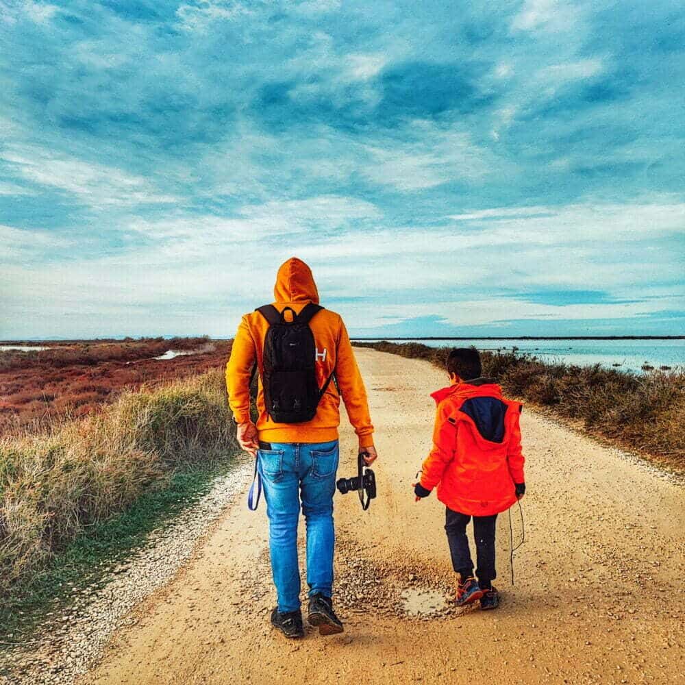 Weg zum Leuchtturm in der Camargue