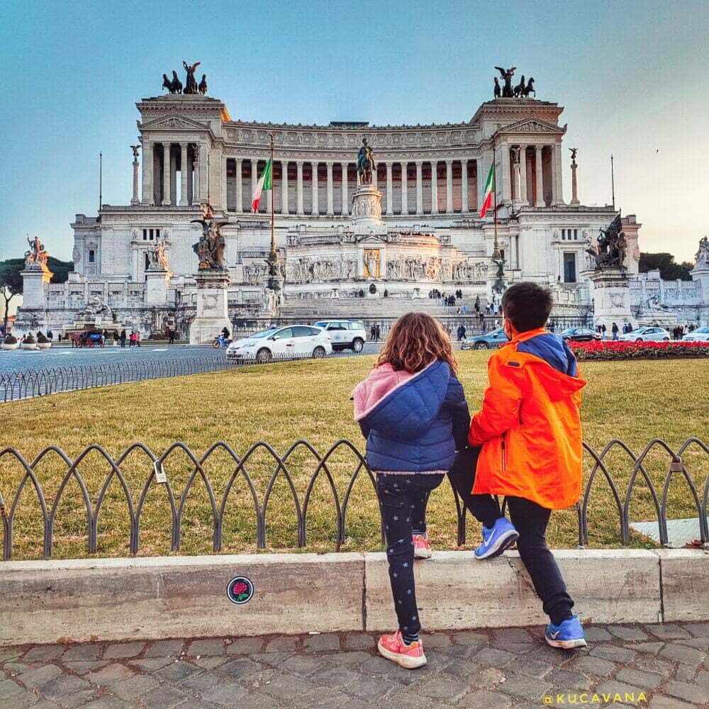 Monument a Víctor Manuel II, rei que va unificar Itàlia. També anomenat Altare della Pàtria o Vittorino.