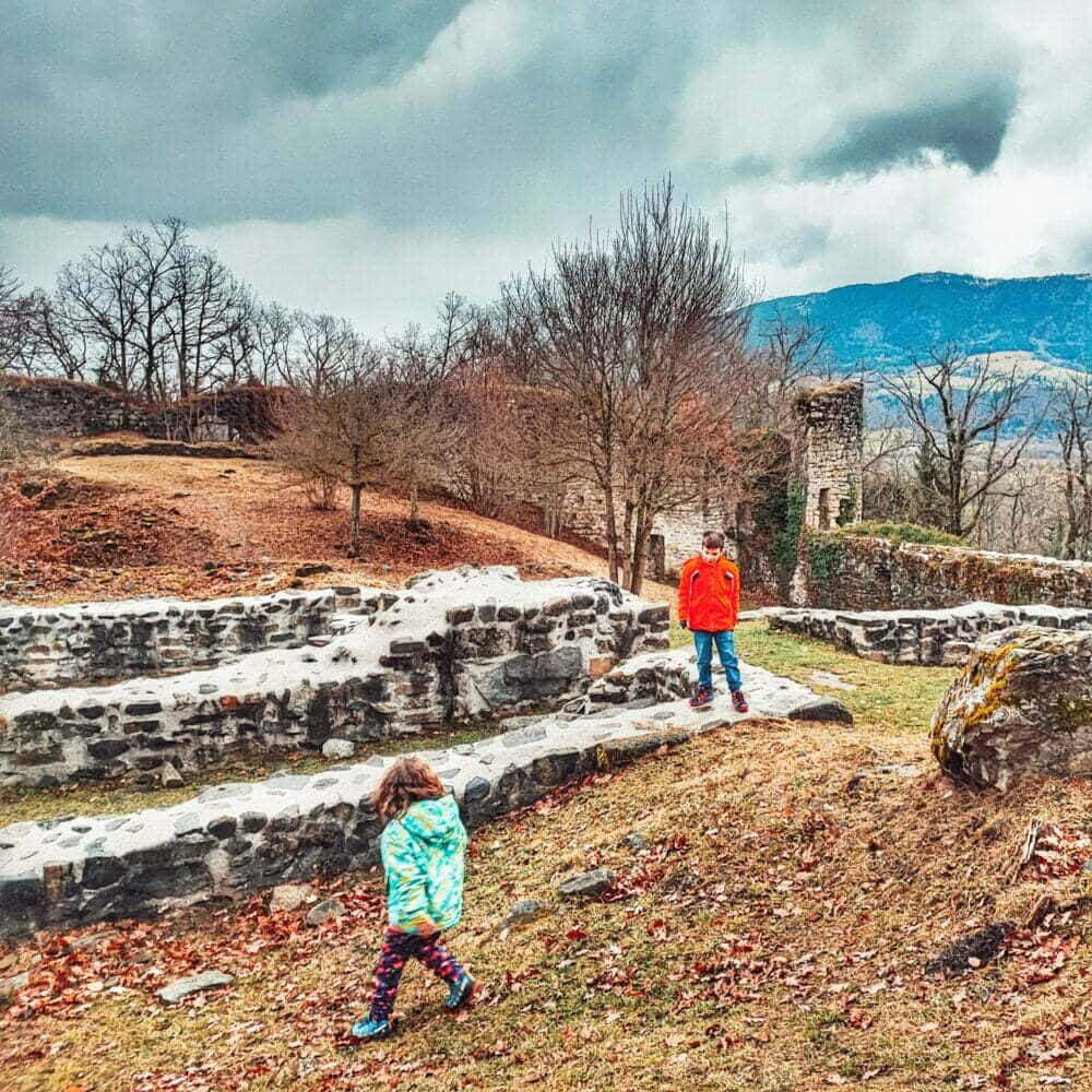 Rovine del vecchio castello di Allignes