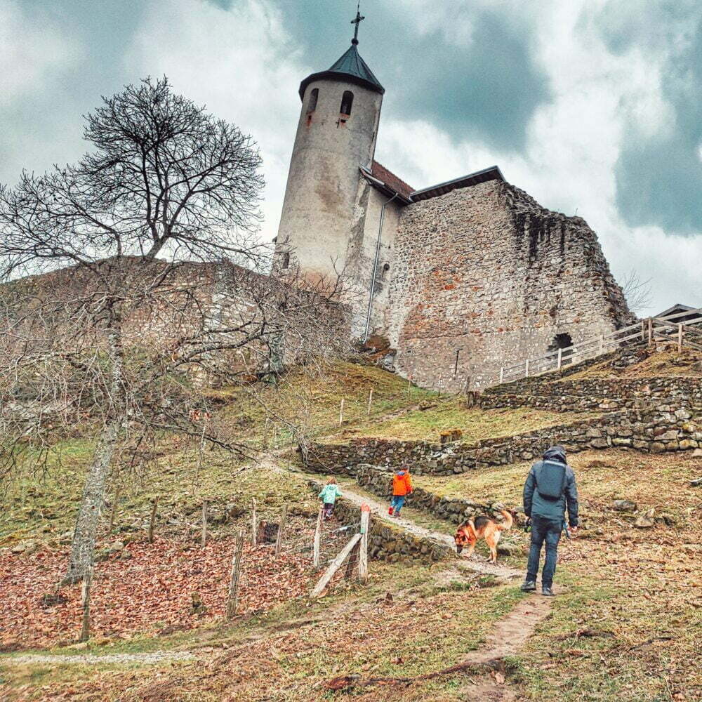 El castillo nuevo de Allignes y su iglesia