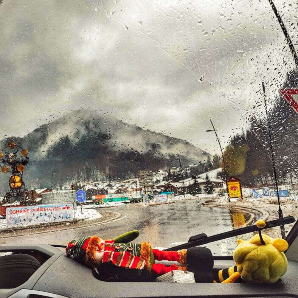 Entrada al pueblo de Abondance un día de lluvia