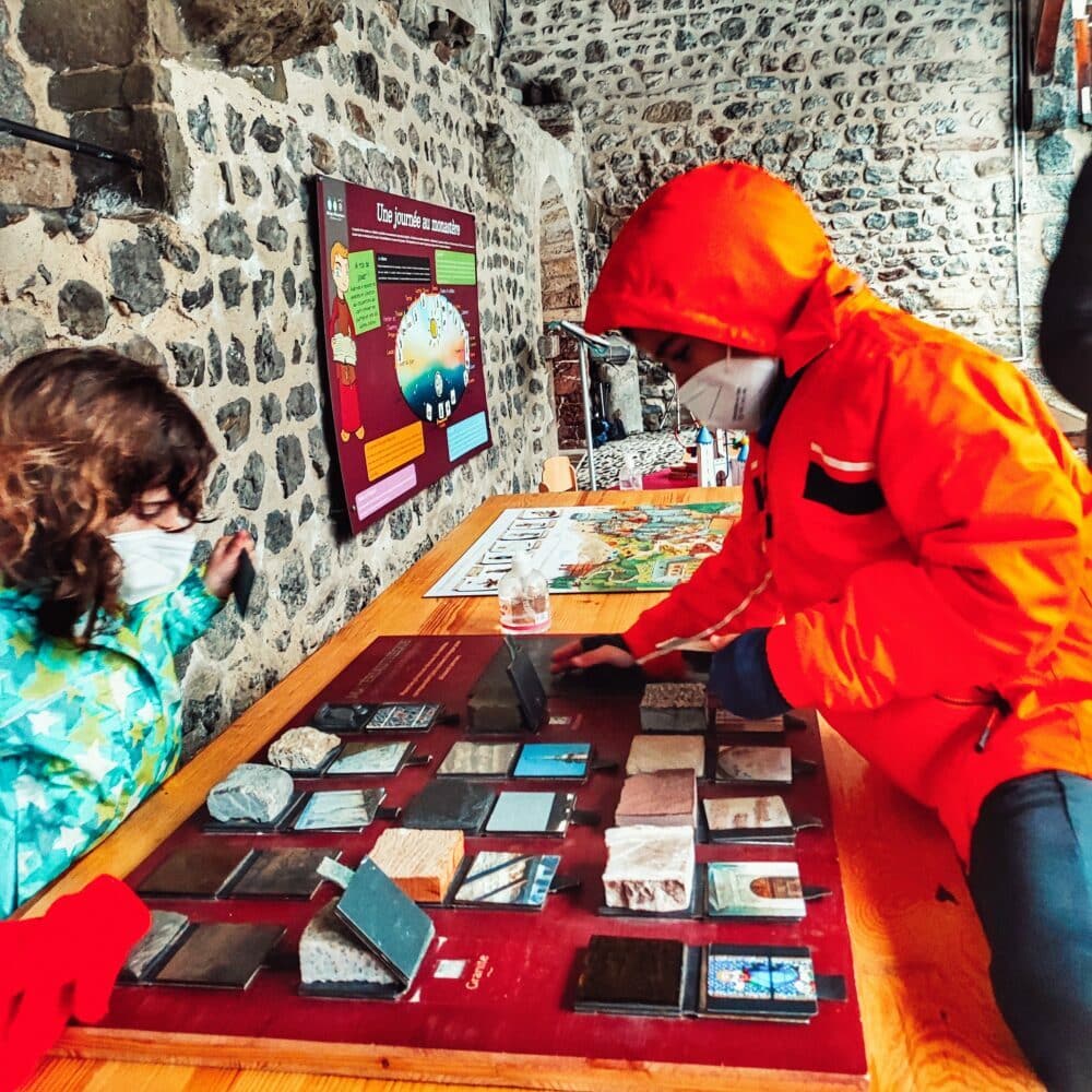 Juego para los niños en la Abadía de Abondance