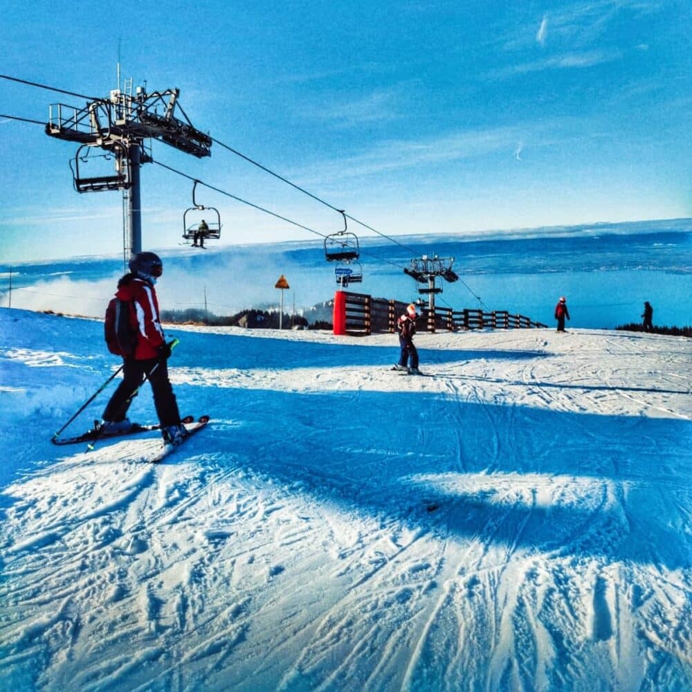 Vista sul Lago di Ginevra dalla stazione sciistica di Thollon les Memises, ideale per le famiglie