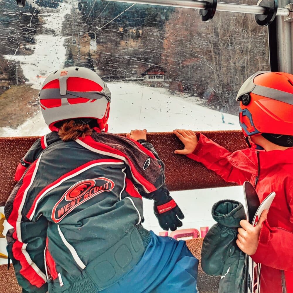 Pujant al telecabina per pujar a les pistes d'esquí de Thollon les Memises