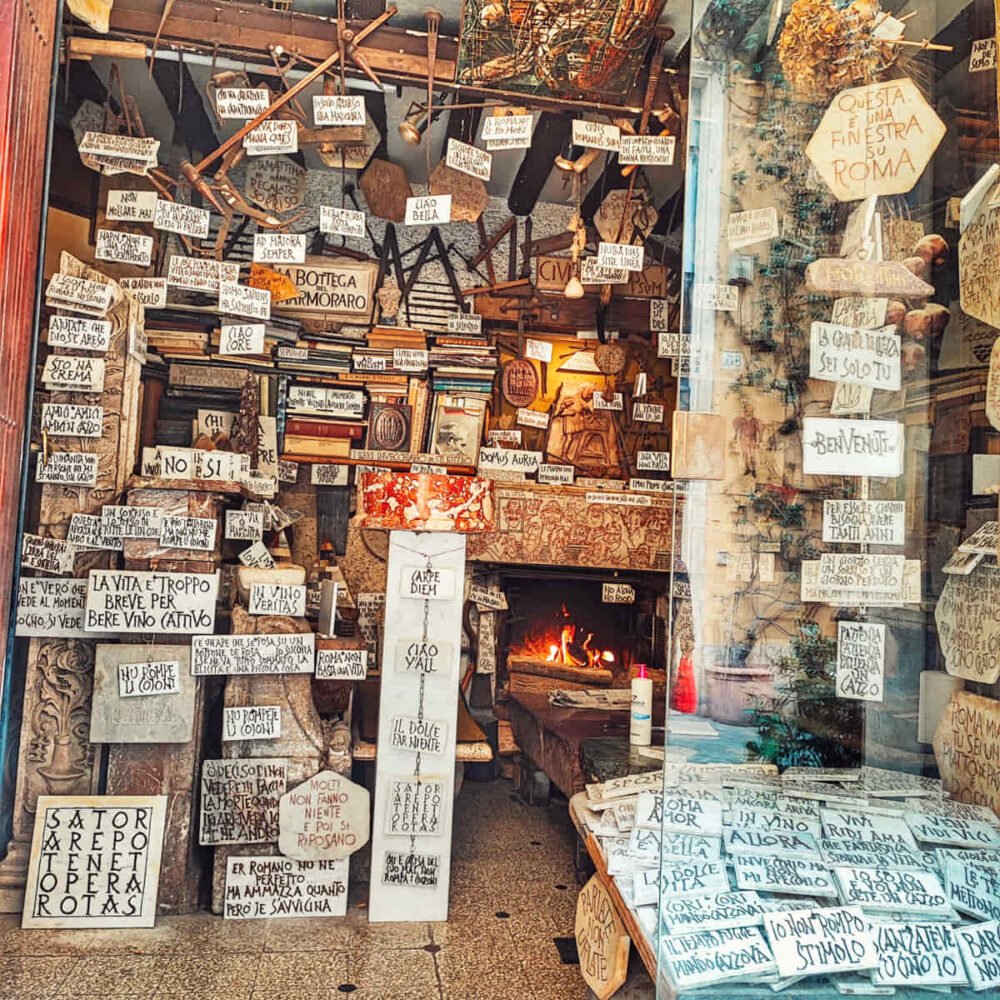 Le curieux magasin d'inscriptions romaines sur pierre. le marbre