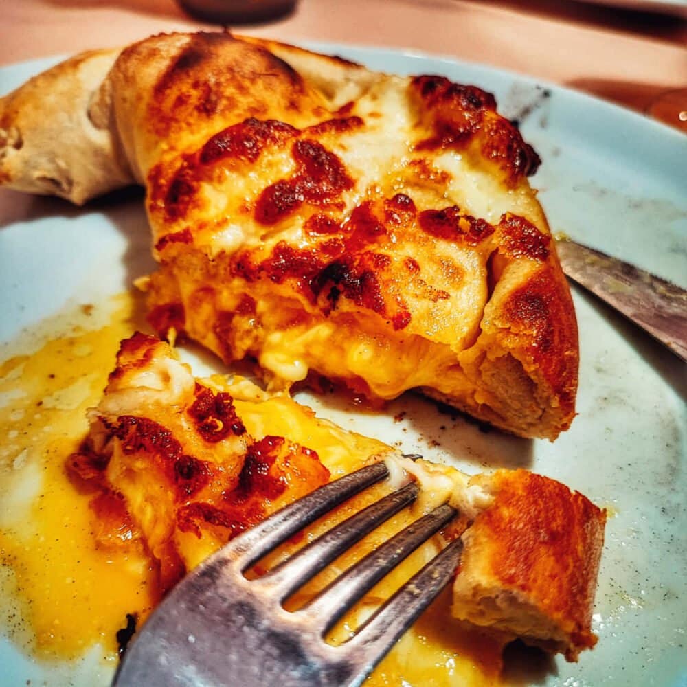 Pizza Calzone fatta in casa in un ristorante romano