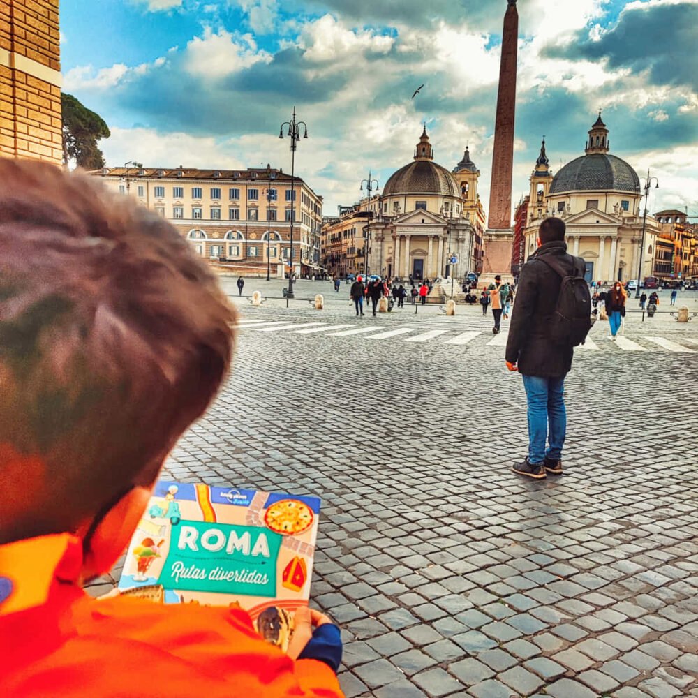 Arnau consulta la sua guida di Roma per bambini. L'arte di viaggiare a Roma con i bambini
