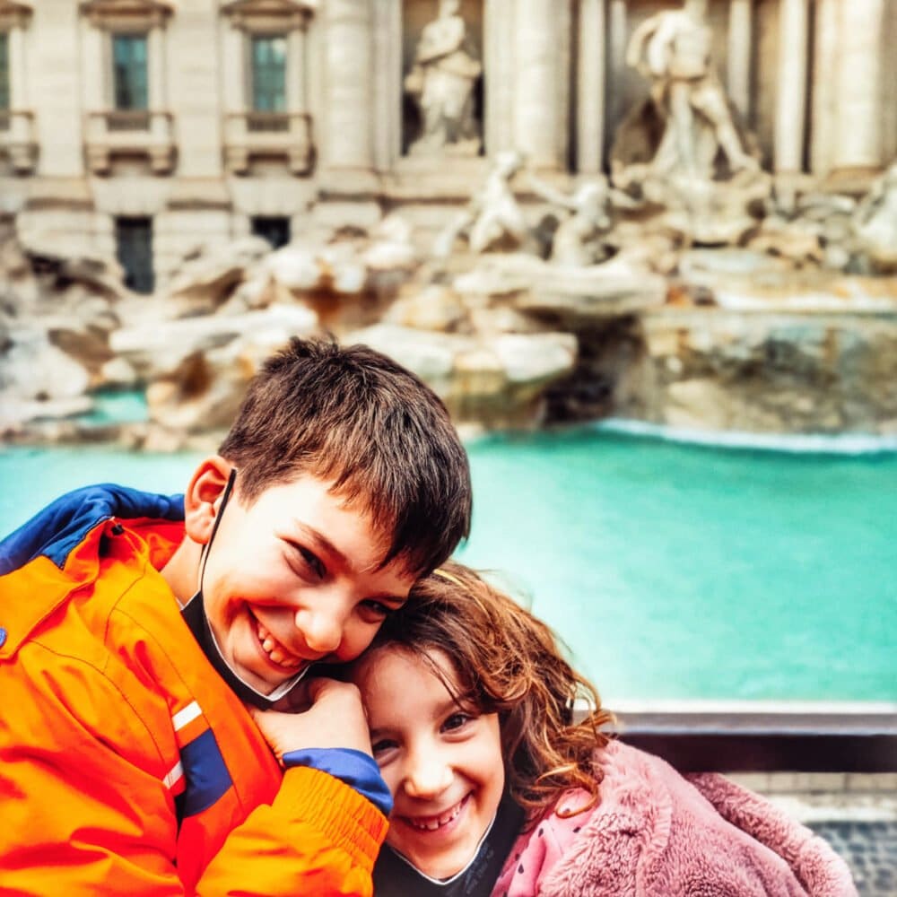 Fontana di Trevi después de tirar sus monedas. El arte de viajar a Roma con niños