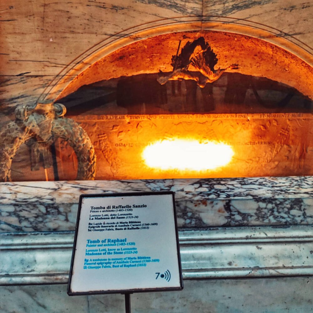 Tomba dell'artista Raffaello nel Pantheon