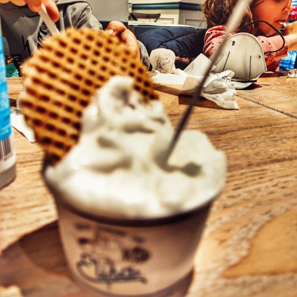 Mangiare il gelato italiano è sempre d'obbligo a Roma con i bambini, sia d'estate che d'inverno. L'arte di viaggiare a Roma con i bambini