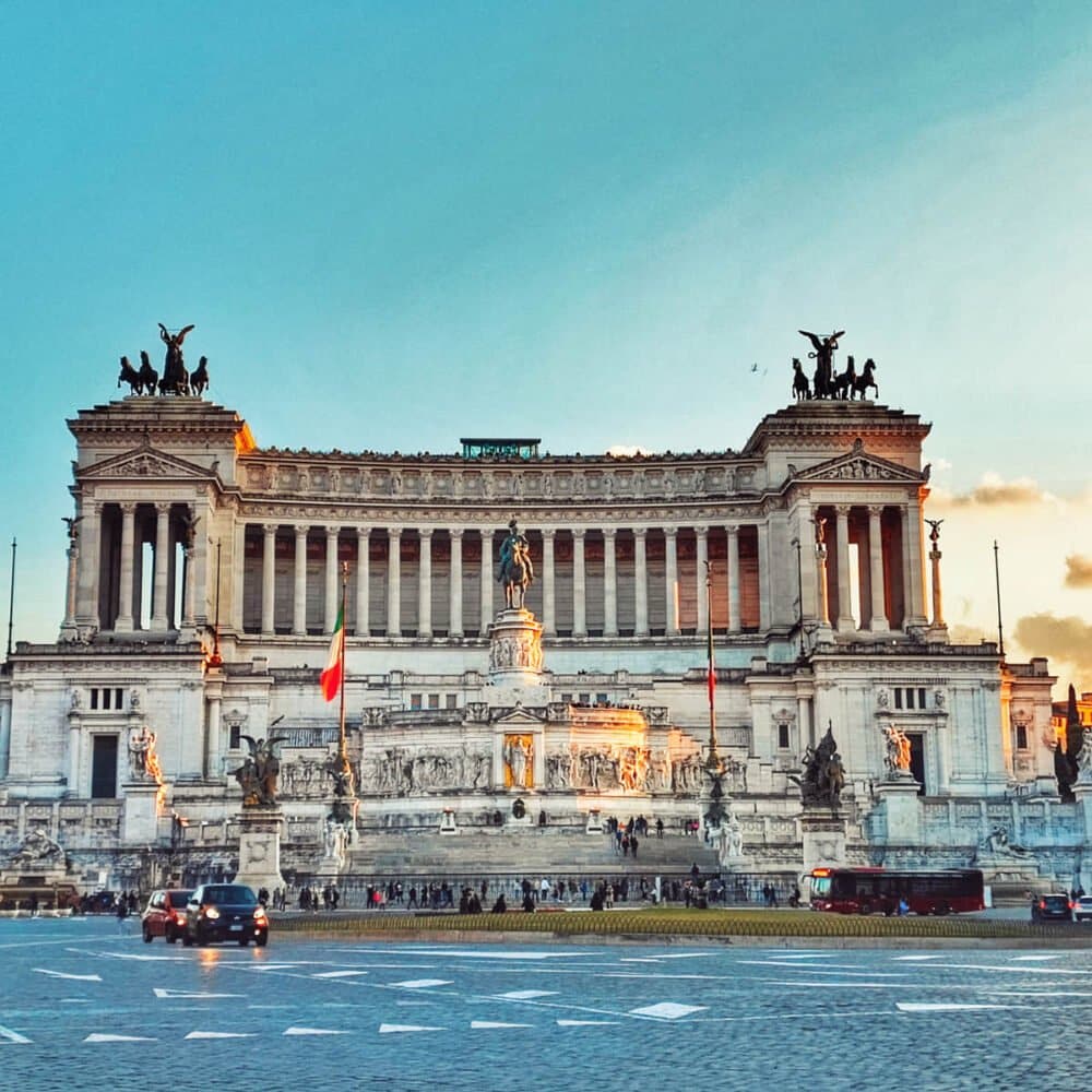 Grande monumento al re che unì l'Italia Vittorio Manuele II con il Vittorino alle spalle