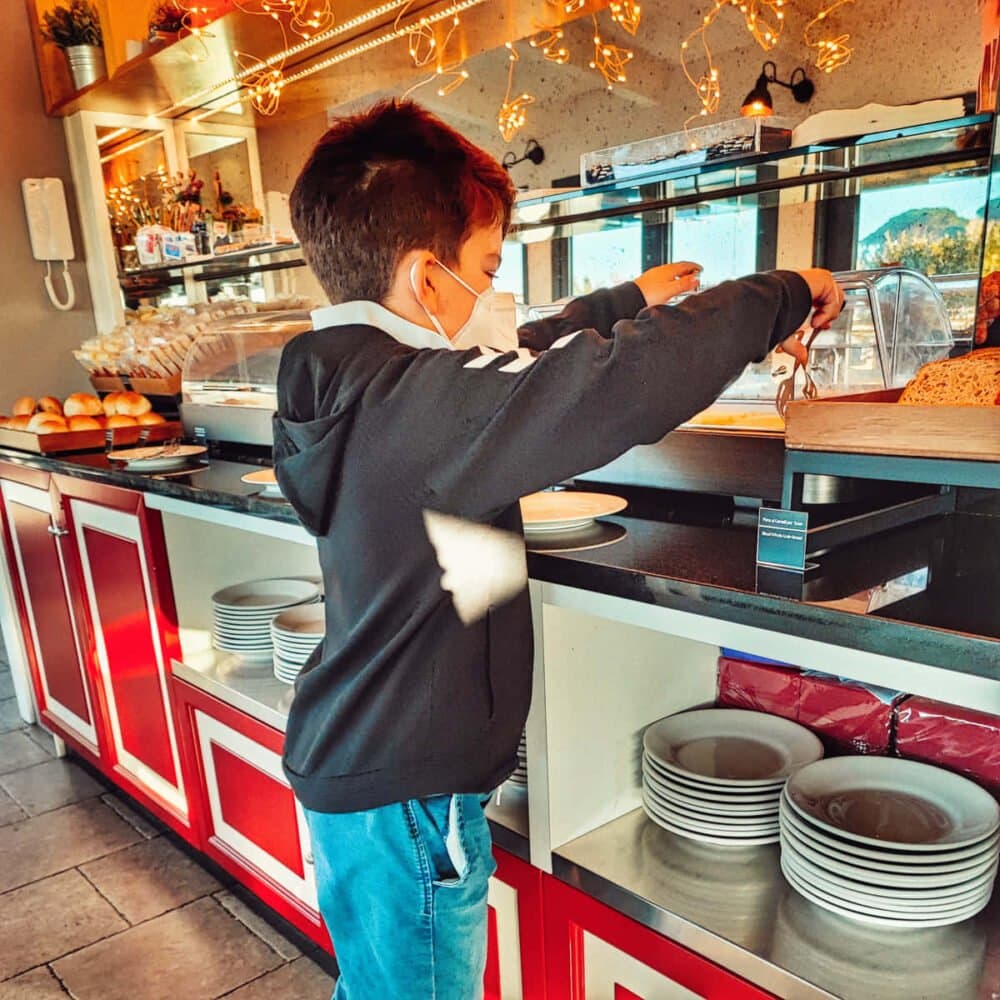 Prima colazione negli appartamenti dell'hotel a Trianon Borgo Pio. L'arte di viaggiare a Roma con i bambini