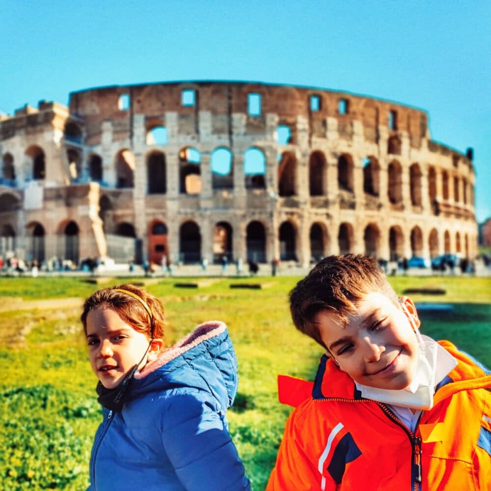 Le Colisée avec des enfants à l'extérieur. L'art de voyager à Rome avec des enfants