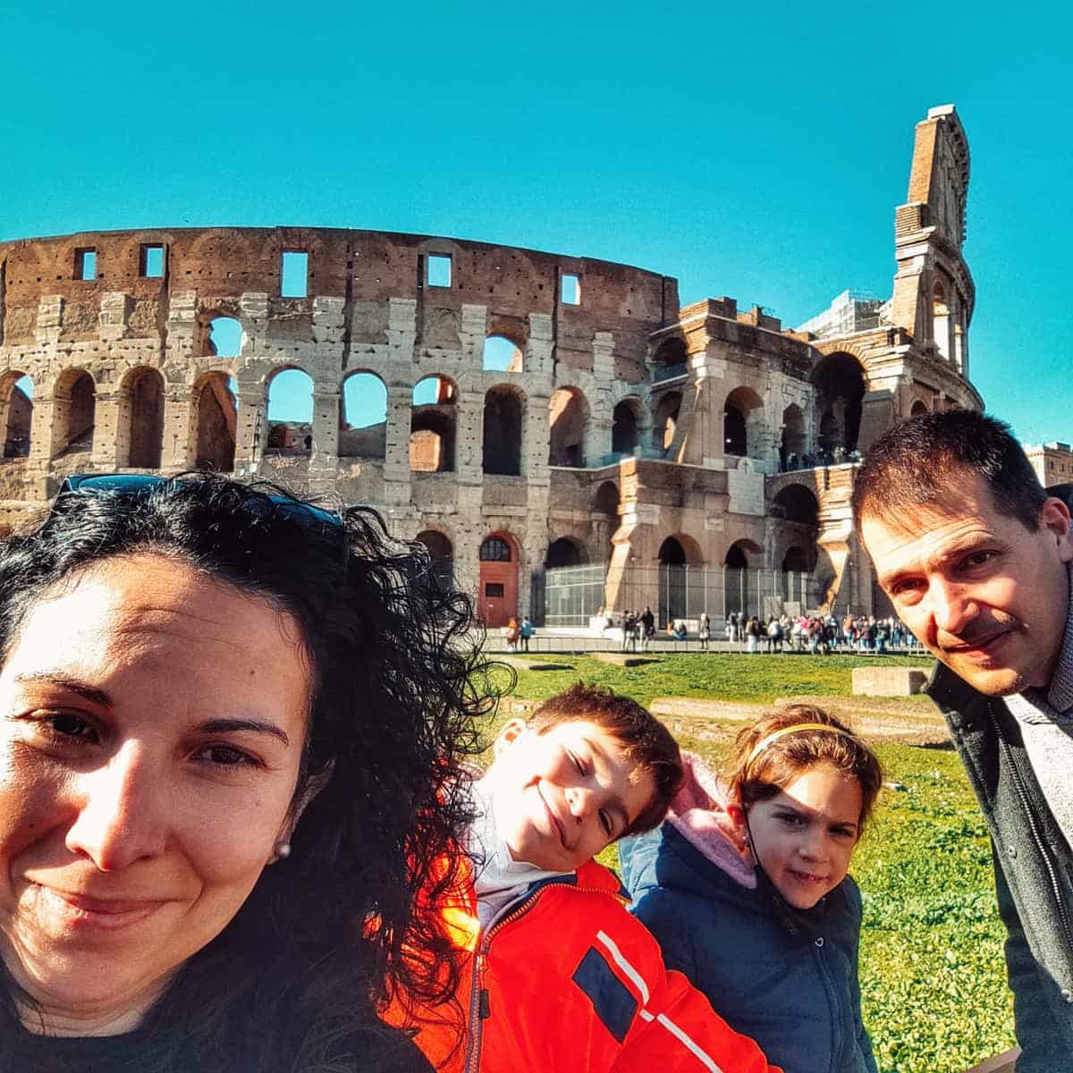 Stai visualizzando Guida per viaggiare a Roma con i bambini: il meglio e il peggio, 2 percorsi a piedi, 7 consigli e i 15 piani migliori