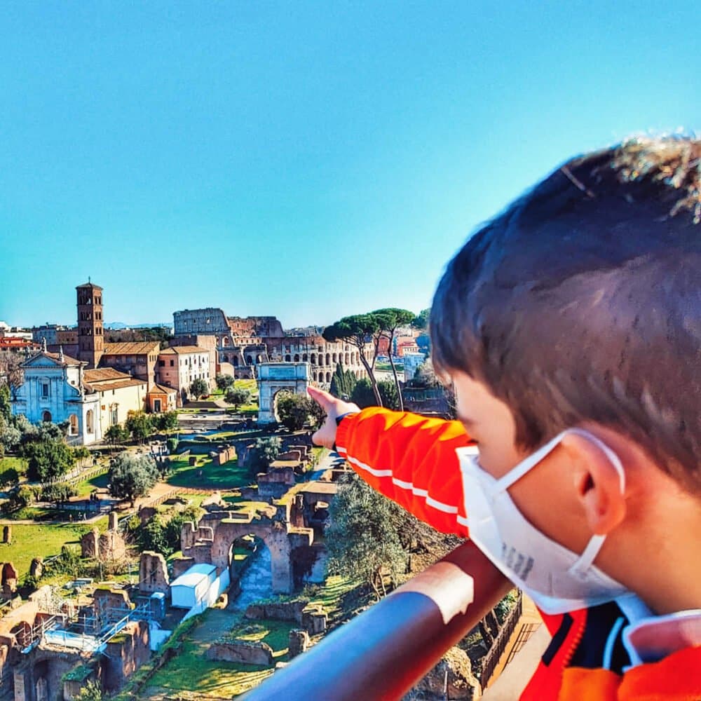 Vistas del Coliseo y el Foro desde el mirador del Palatino en Roma