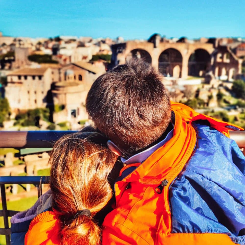 Guardando i Fori Imperiali a Roma dall'alto del Palatino. L'arte di viaggiare a Roma con i bambini