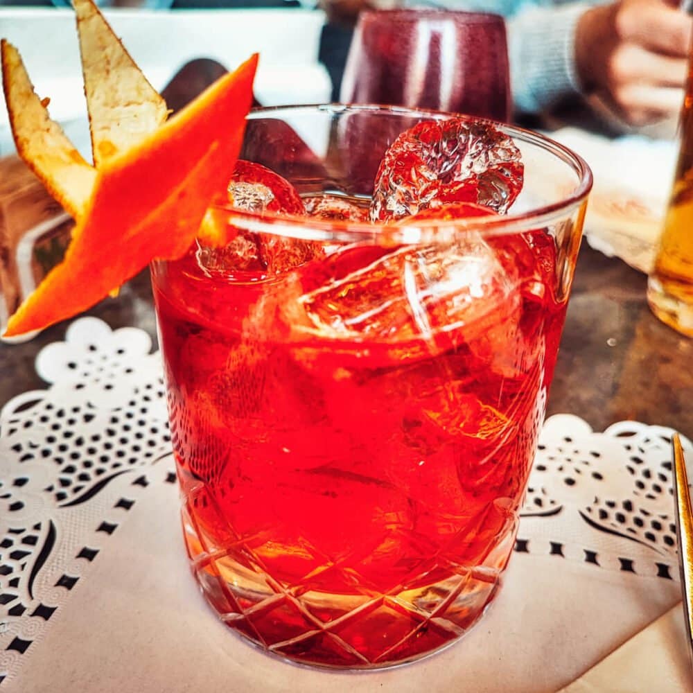 Un Negroni per favore. L'essenziale cocktail italiano. Come una specie di vermouth