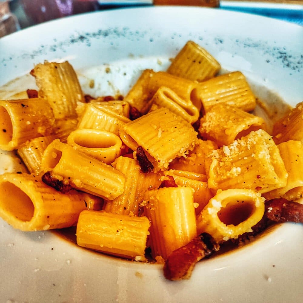 Pasta alla carbonara a Roma. L'arte di viaggiare a Roma con i bambini