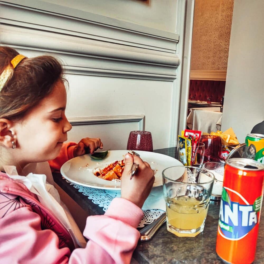 La pasta al pomodoro (solo pomodoro) un must nei ristoranti romani per bambini. L'arte di viaggiare a Roma con i bambini