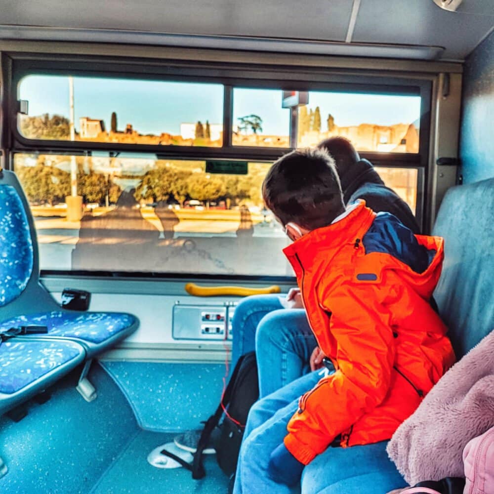 Visitant Roma còmodament des del bus turístic mentre escoltem l'audioguia en espanyol. L'art de viatjar a Roma amb nens