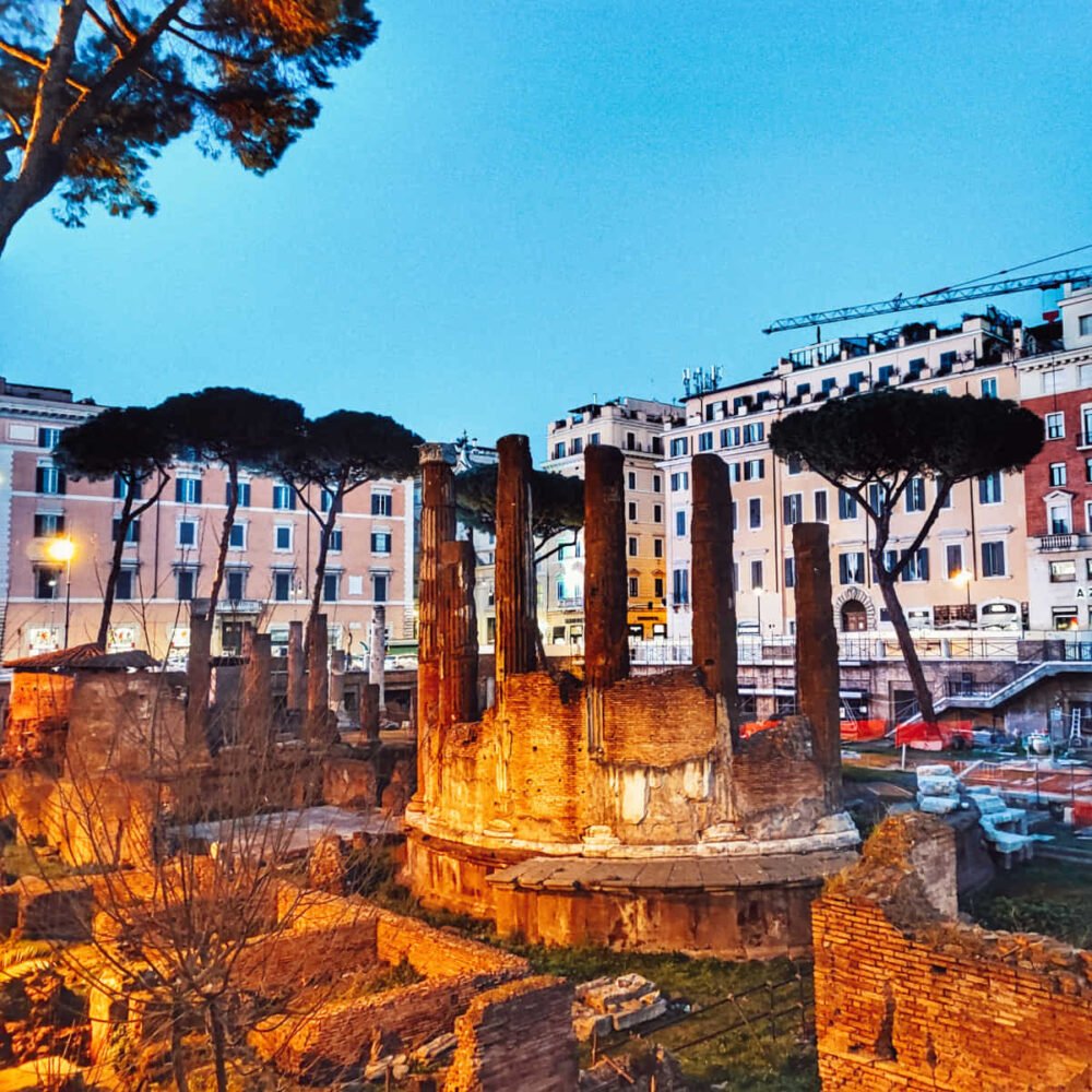 Lugar del crimen del emperador Julio Cesar. Yacimientos de Largo Torre de Argentina