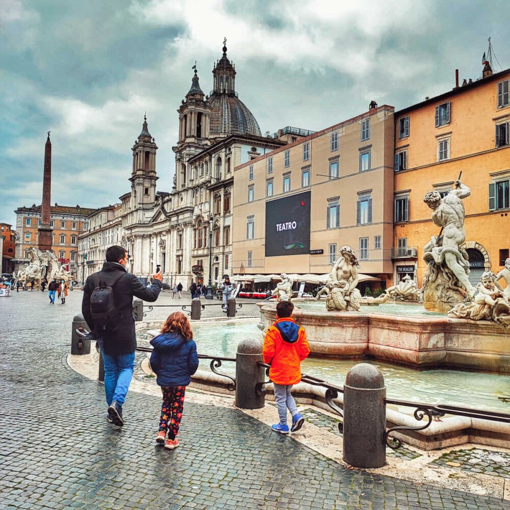 Plazza Nabona con la fontana del Nettuno e ricca di ristoranti e terrazze. L'arte di viaggiare a Roma con i bambini