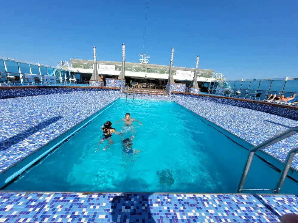 Piscine sur le pont supérieur d'un ferry Grimaldi Lines lors de notre voyage en camping-car en Grèce