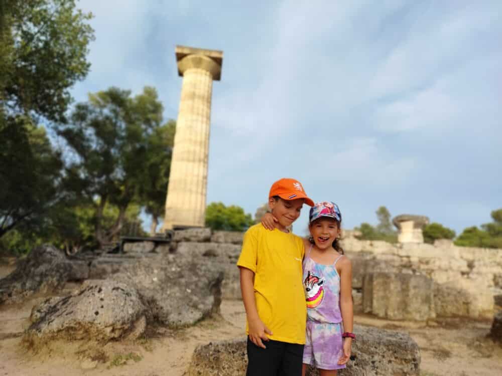 Olimpia, foto de nuestros hijos jugando a ser atletas