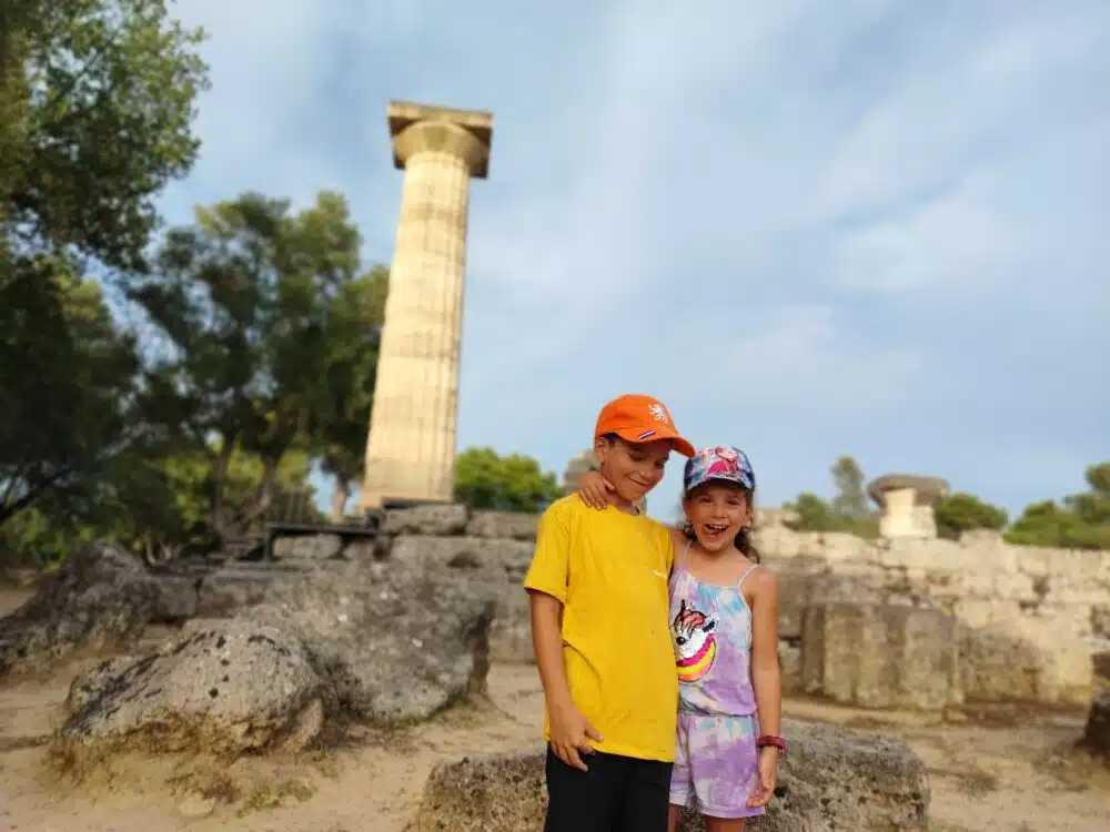 O que ver na Grécia: 14 itens essenciais Olympia, foto das nossas crianças brincando de ser atletas
