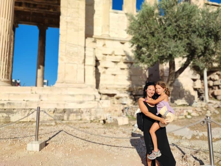 Na acrópole de Atenas com Anna nos braços