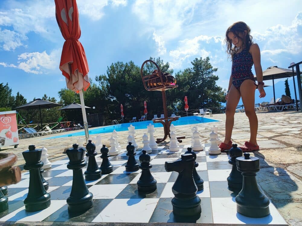 Piscina y ajedrez gigante en el Camping Apollon de Delfos