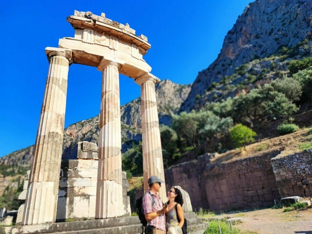 Tempel der Athene, der niedrigste Bereich und der erste Besuch der Pilger in Delphi in Griechenland