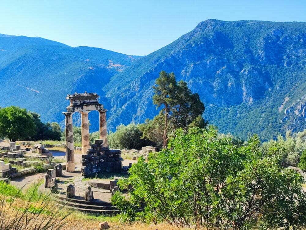 Tempel der Athene, der niedrigste Bereich und der erste Besuch der Pilger in Delphi in Griechenland