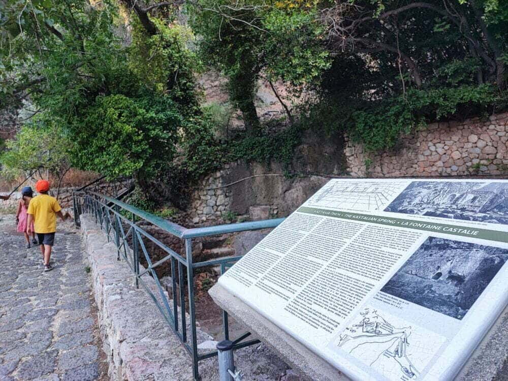 La fontana Kastalia dove i pellegrini si purificavano prima di entrare nella Via Sacra e nel Tempio di Apollo a Delfi