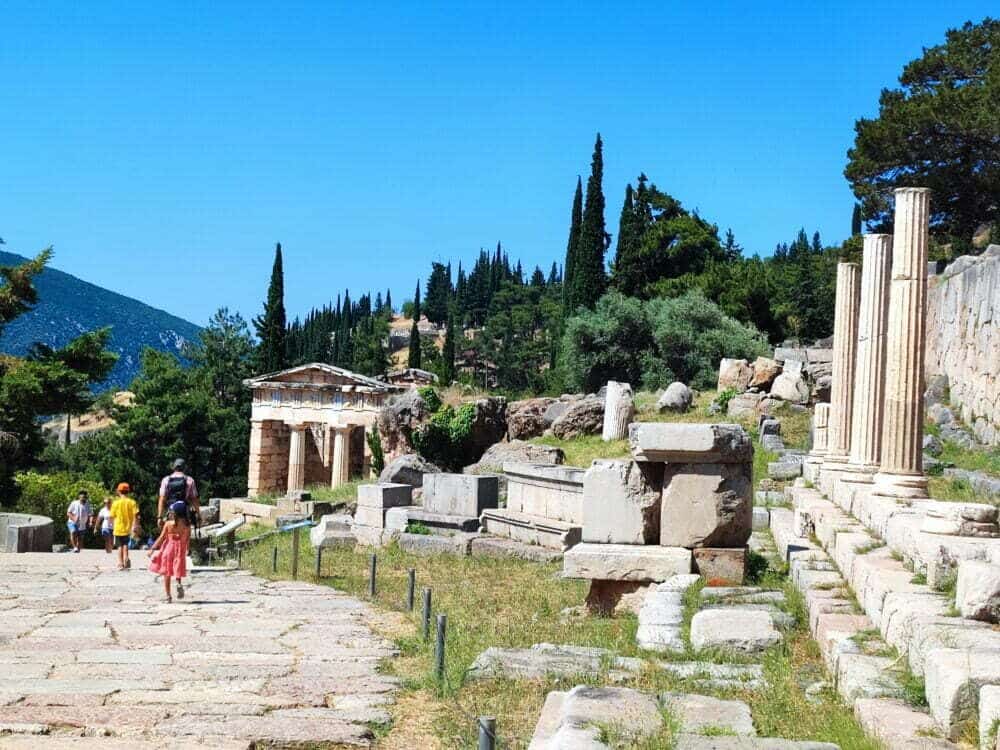 Baixant la via sacra per tornar a baix i veure el museu arqueològic de Delfos