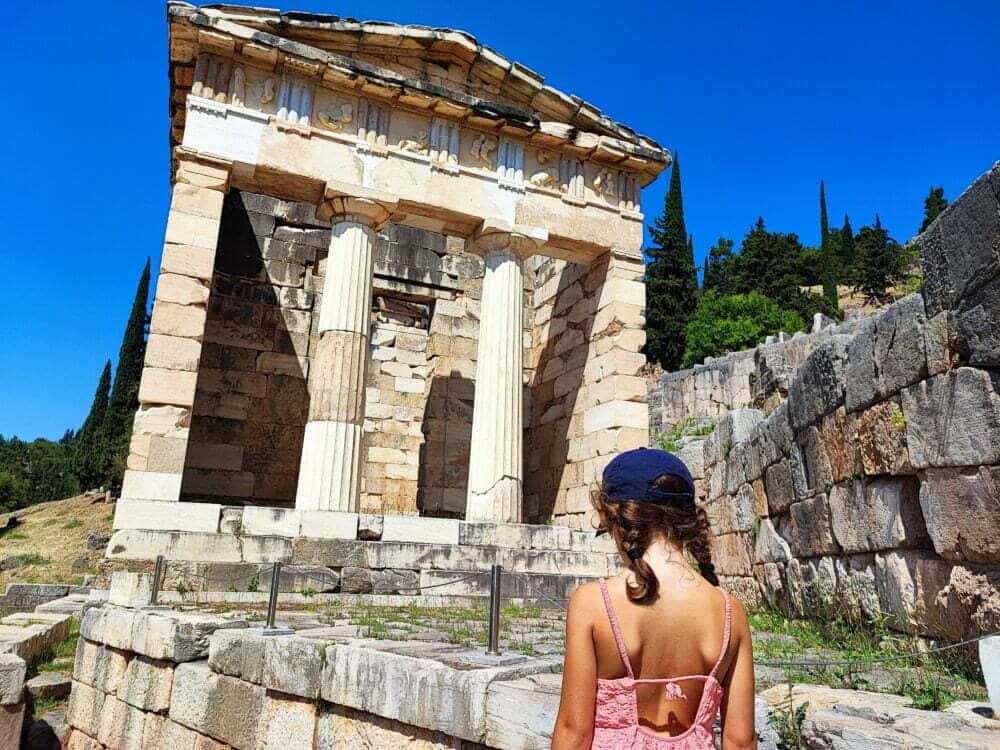 Uno de los templos que donaban las polis griegas en Delfos
