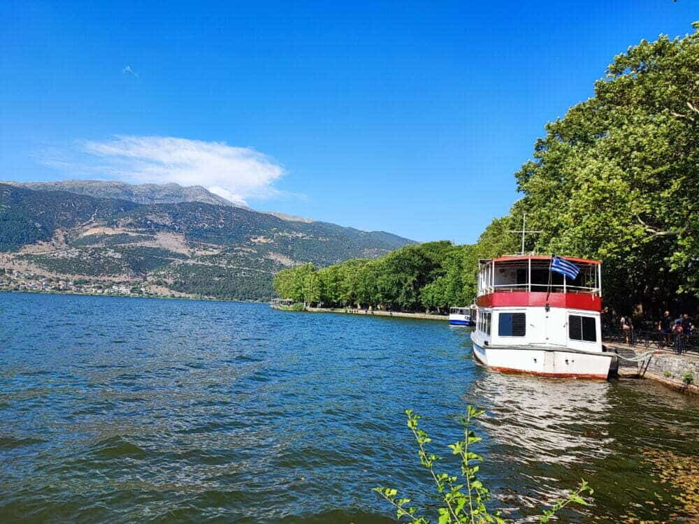 Barco ferry de Ioánina centro a la isla Nissi de coste 2 €