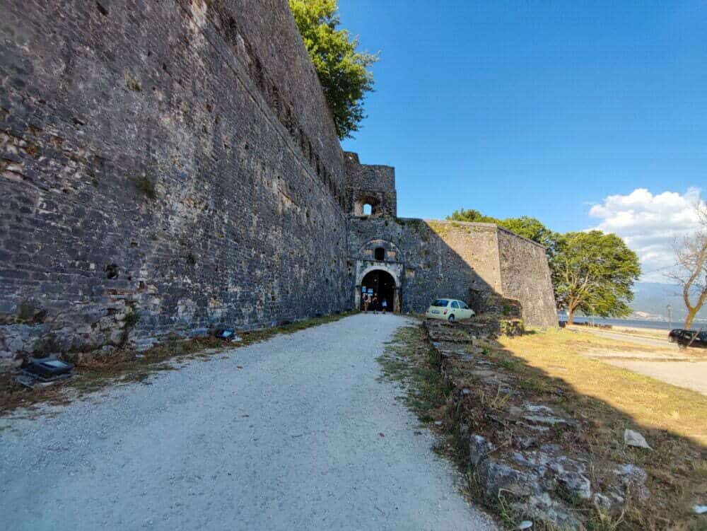 Pareti e ingresso a uno dei musei di Giannina