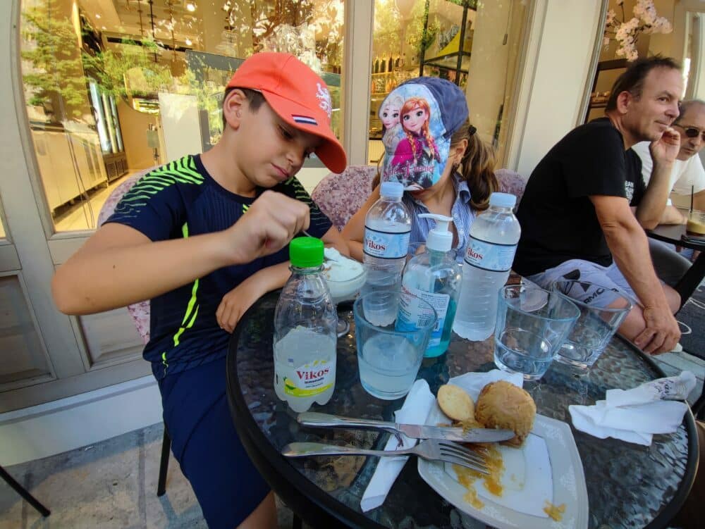 Tomando pastelitos de frutos secos y miel