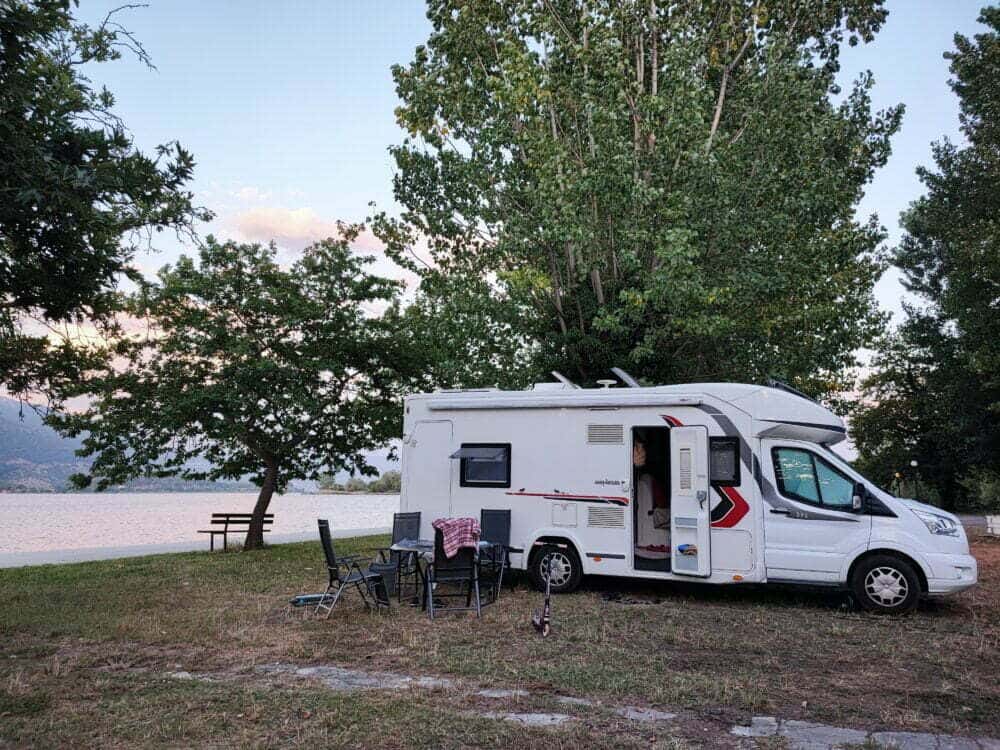 Ioánnina em uma autocaravana, hospedada no Ioánnina Yacht Club Camping