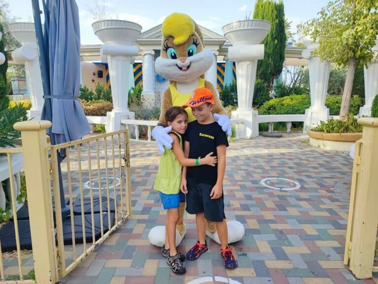 La Warner con niños, todo un acierto