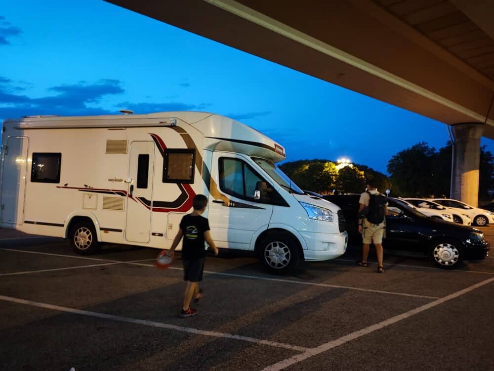 El mejor sitio para aparcar la autocaravana en la Warner