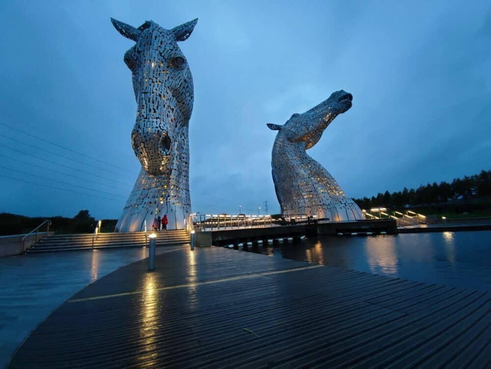 Visitando los Kelpies por la noche iluminados, en Escocia con niños