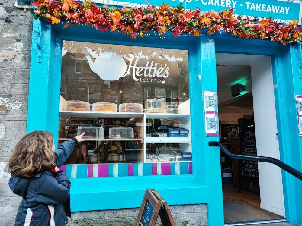 Tea time en nuestro viaje a Escocia con niños en una de las mejores cafeterías que probamos, en Pitlochry