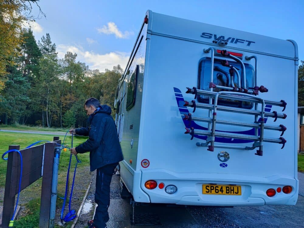 Punto de servicios para la autocaravana en un camping de Cairgorm en Escocia en autocaravana