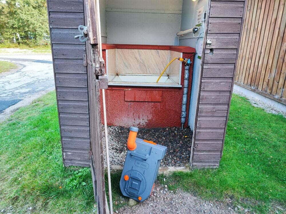 Entleeren des Poti, der Chemietoilette, eines Campingplatzes in Schottland mit dem Wohnmobil