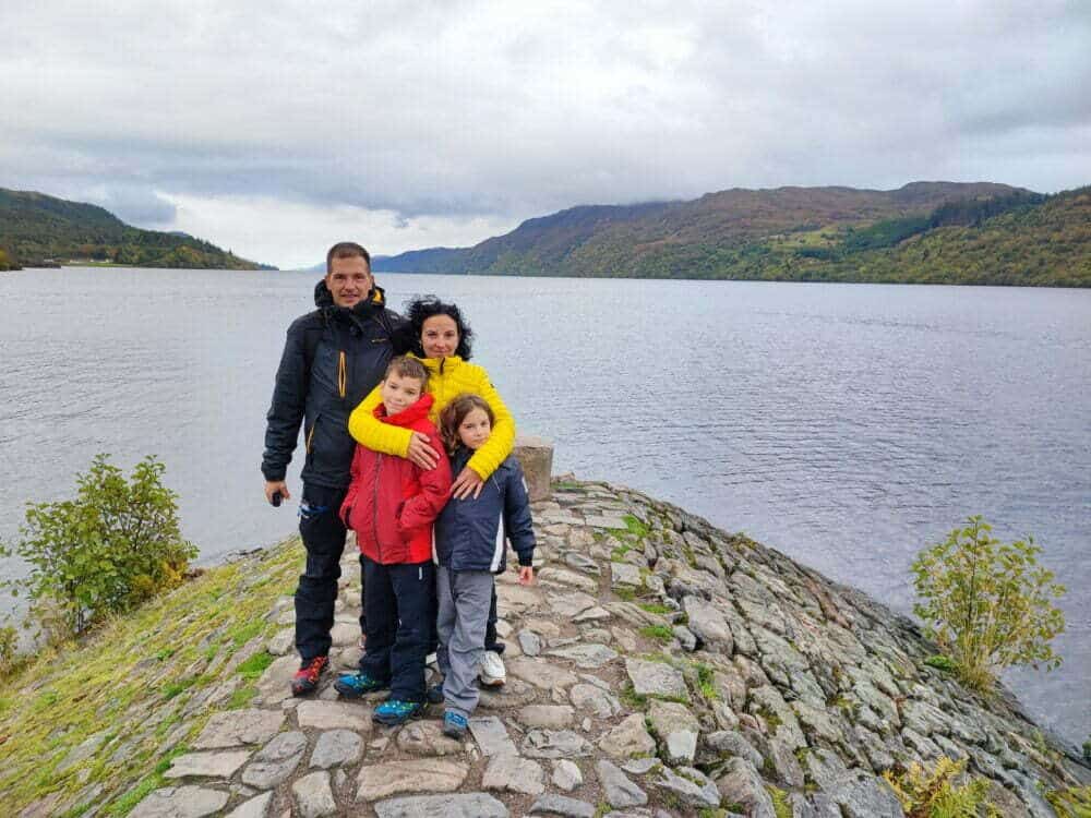 En el sur del Lago Ness, en Escocia con niños