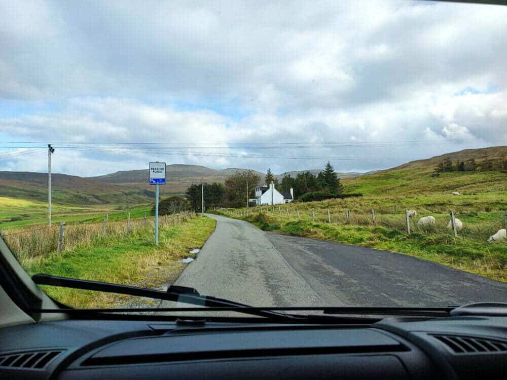 Carretera de las Highlands estrecha de doble sentido de un solo paso un "Passing Place"